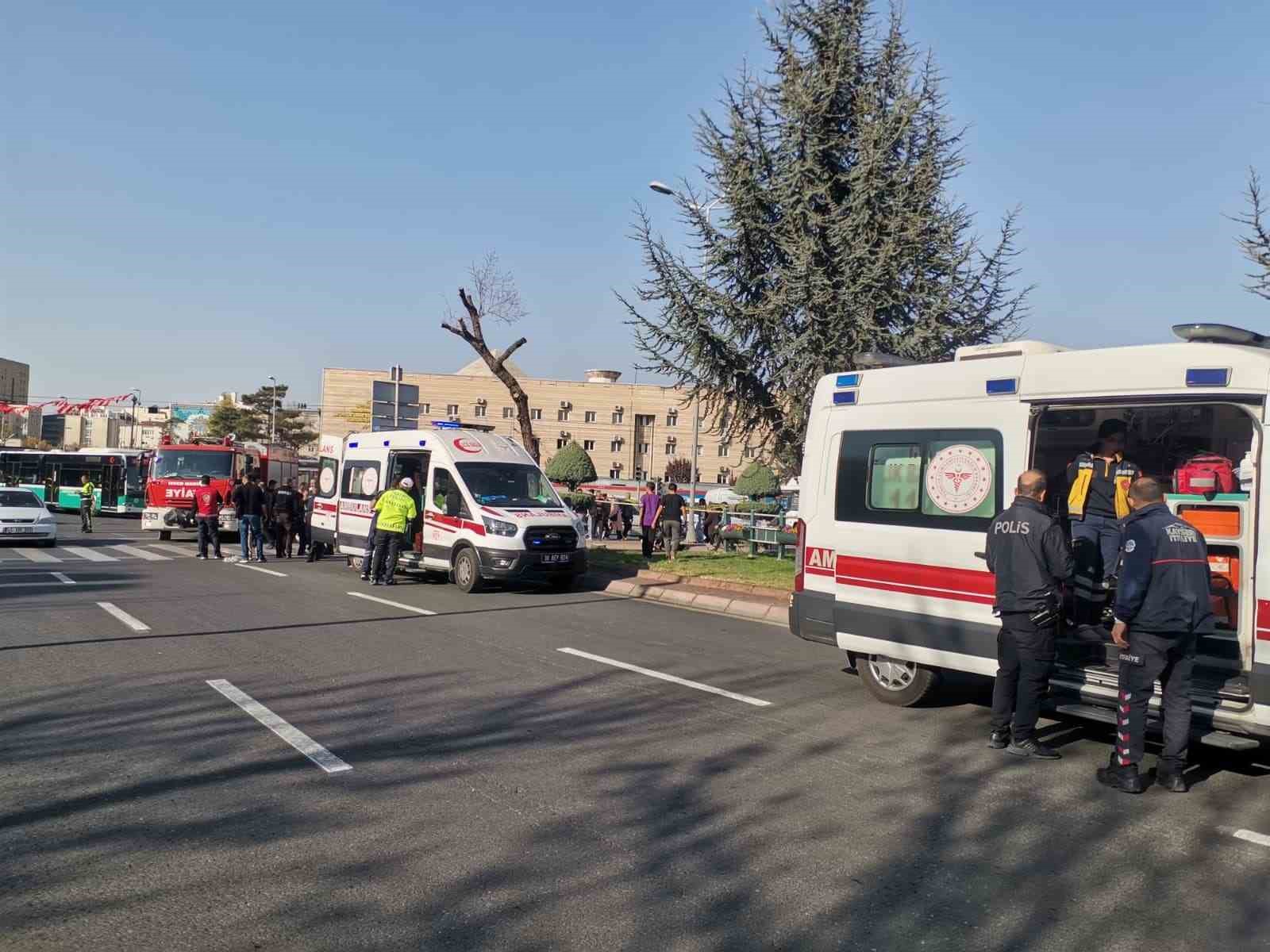 Otomobil ışıkta bekleyen yayaların arasına daldı: 5 yaralı