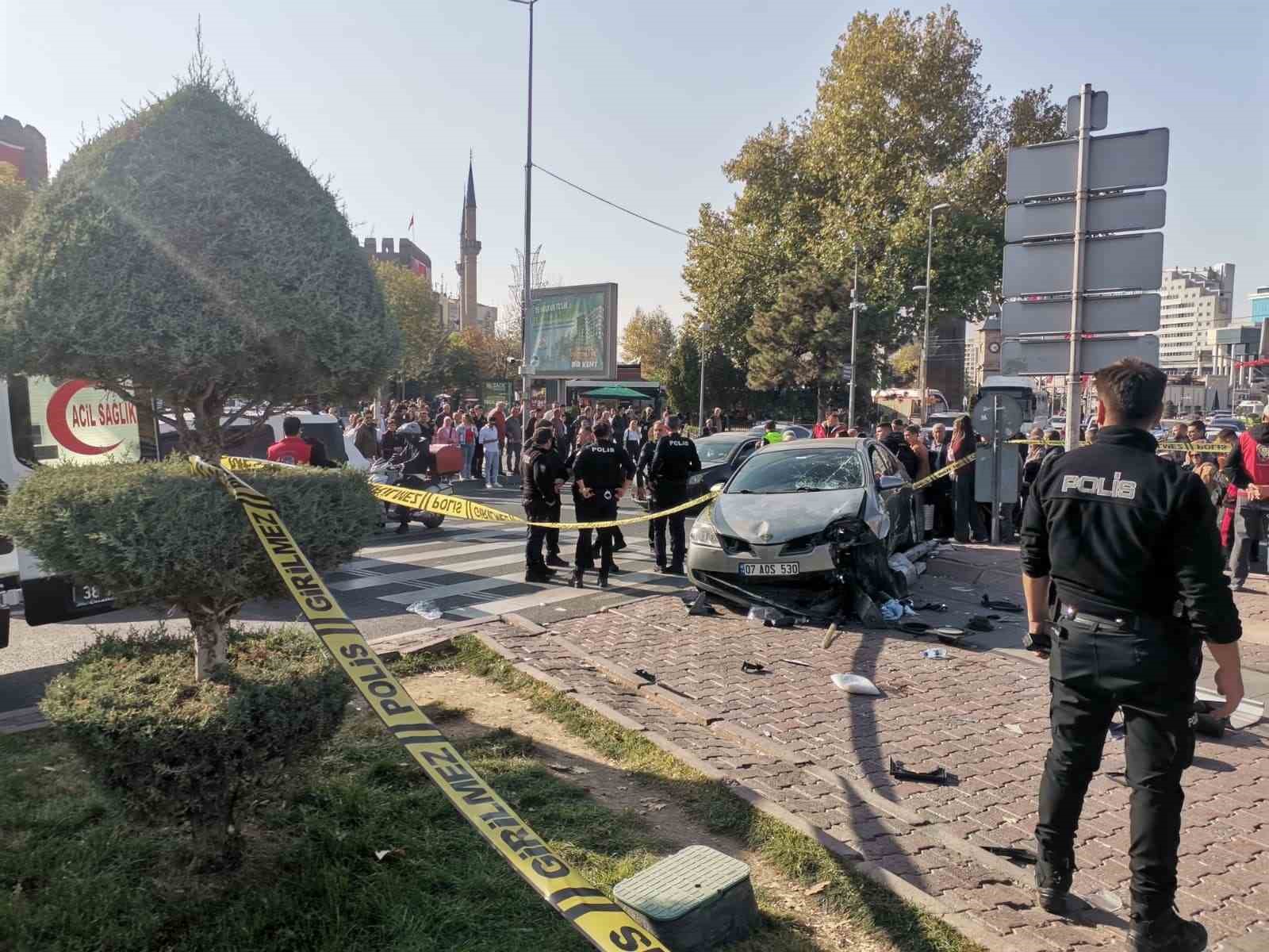 Otomobil ışıkta bekleyen yayaların arasına daldı: 5 yaralı