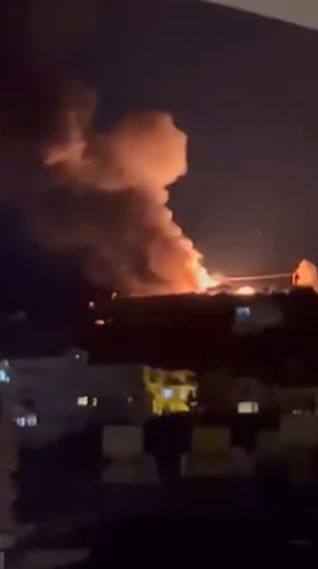 Alev alev yanan mutfak tüpü yüklü kamyonet küle döndü