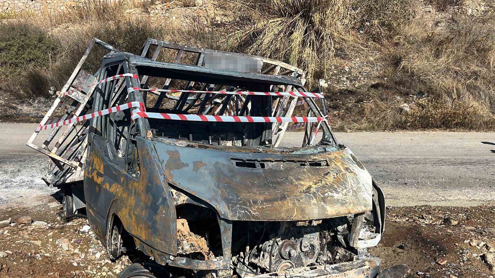 Alev alev yanan mutfak tüpü yüklü kamyonet küle döndü