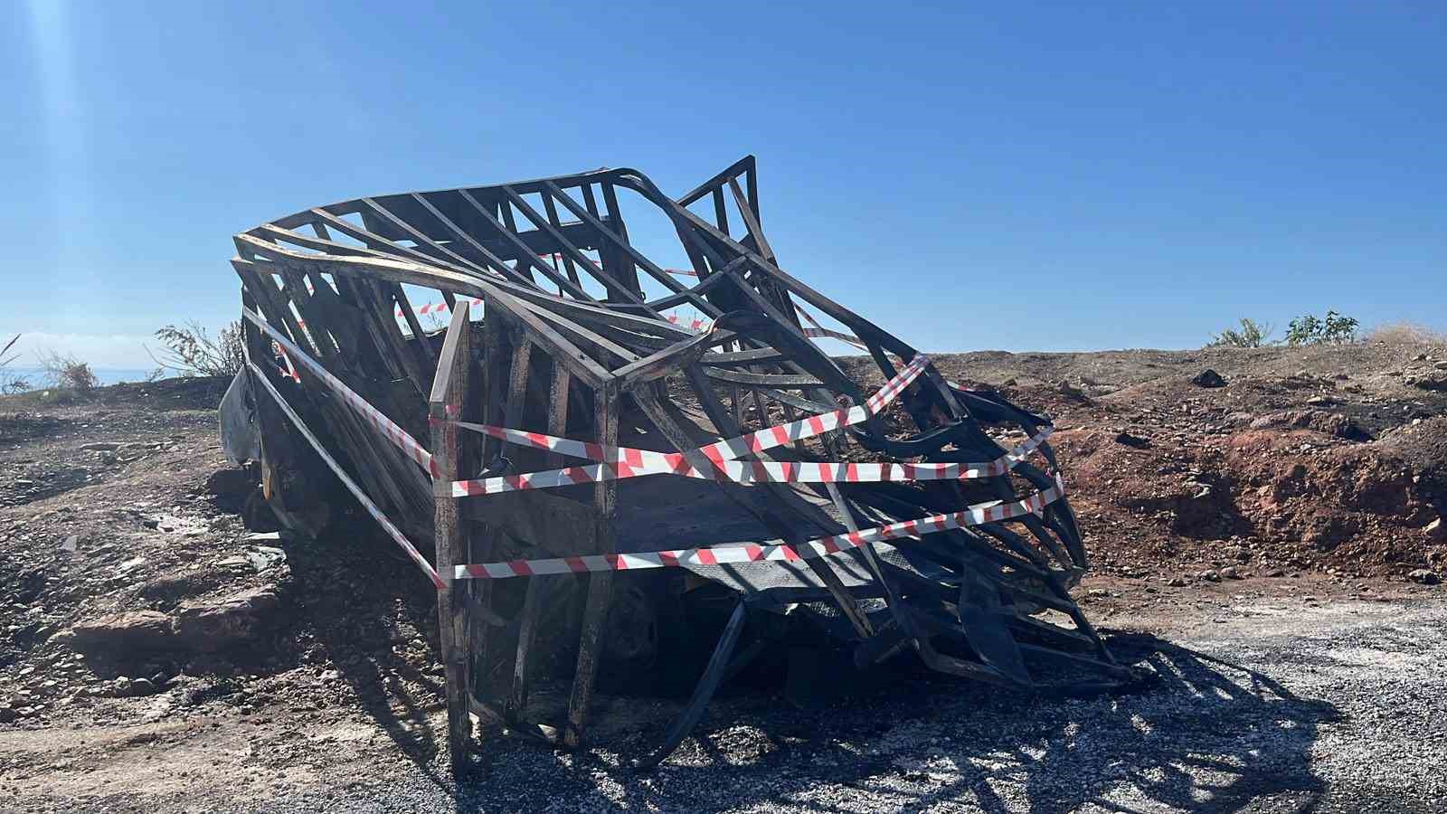 Alev alev yanan mutfak tüpü yüklü kamyonet küle döndü