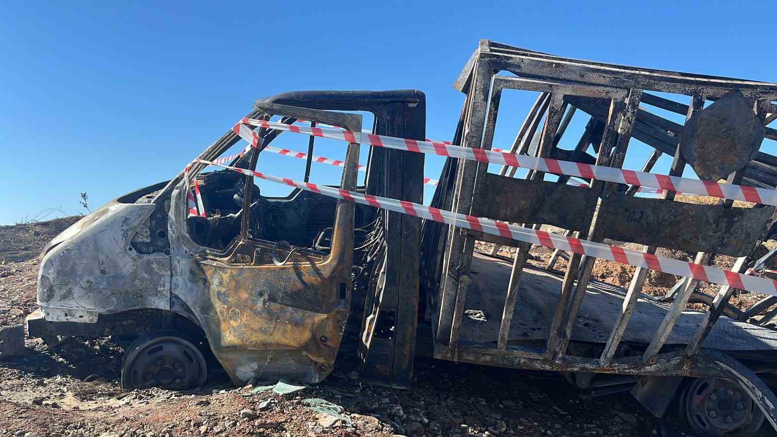 Alev alev yanan mutfak tüpü yüklü kamyonet küle döndü