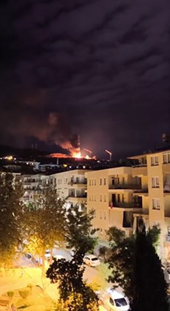 Alev alev yanan mutfak tüpü yüklü kamyonet küle döndü