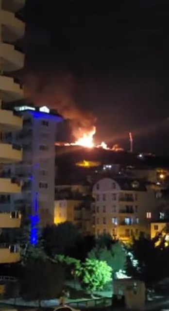 Alev alev yanan mutfak tüpü yüklü kamyonet küle döndü