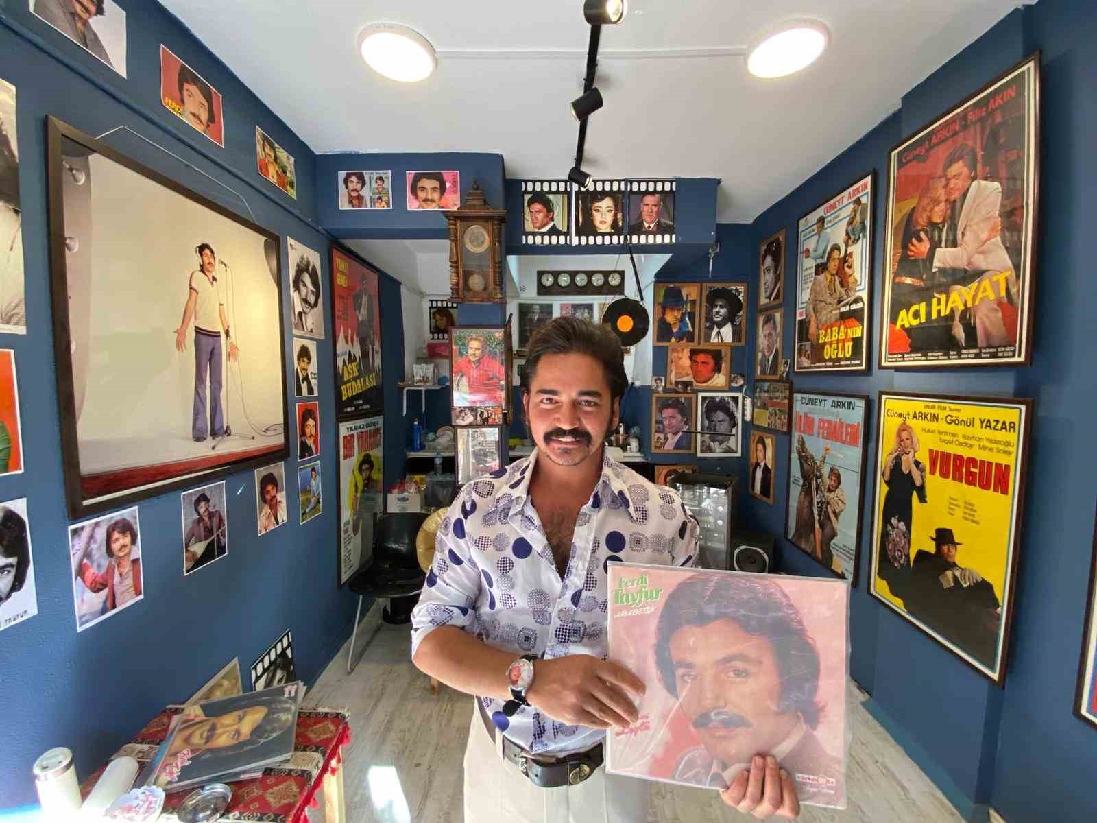 Ferdi Tayfur’a Olan Sevgisiyle Çay Ocağını Nostaljik Bir Mekâna Çevirdi