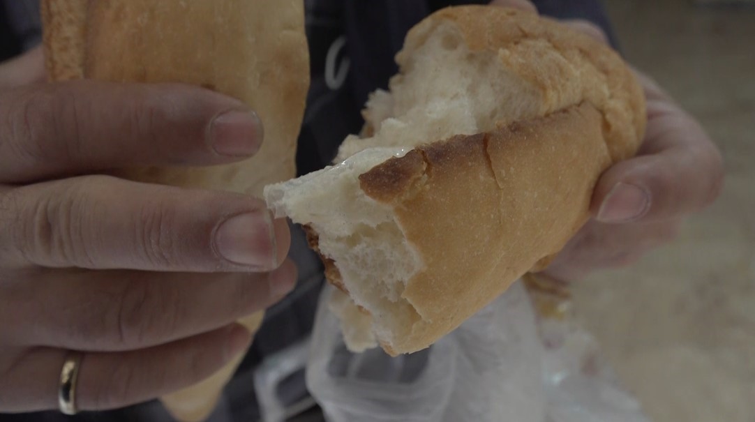 Fırından aldığı ekmeğin içinden poşet parçası çıktı