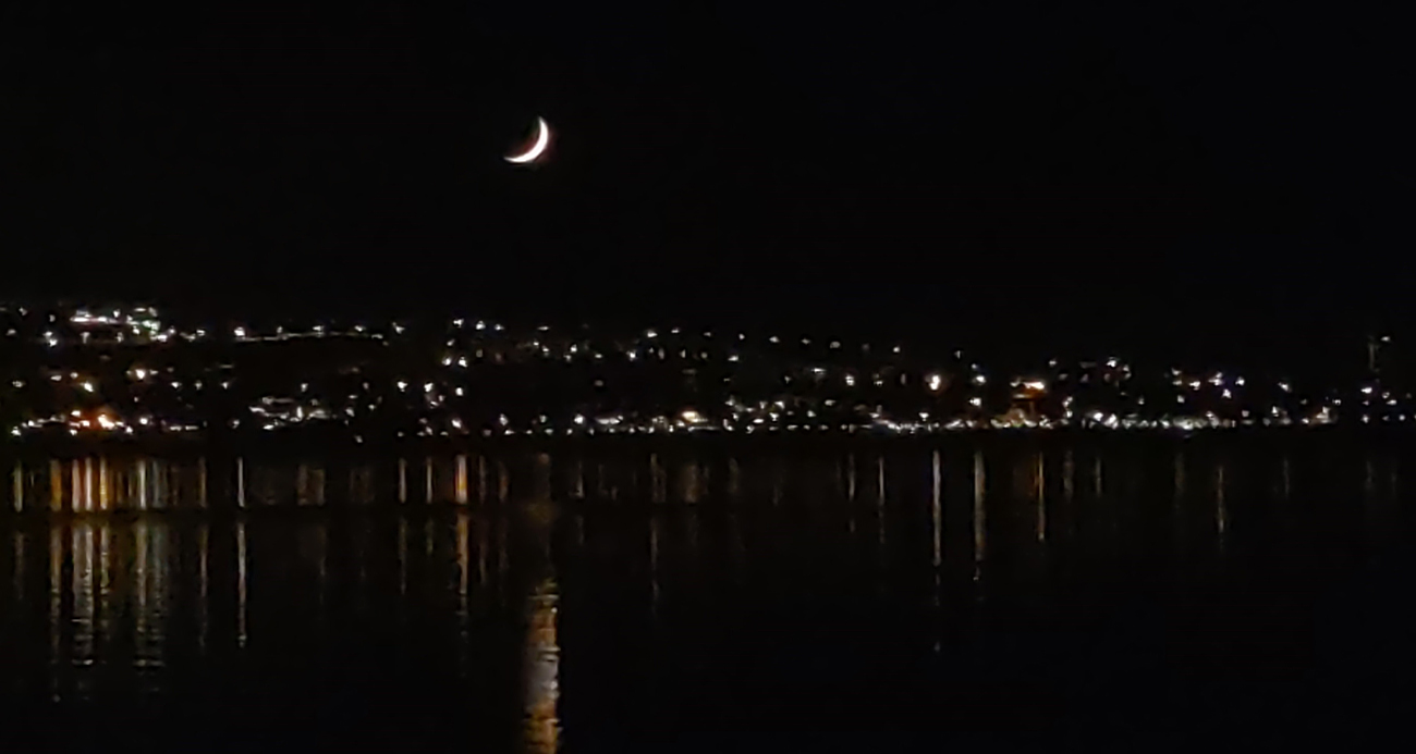 Van’da gökyüzünde beliren hilal geceyi süsledi