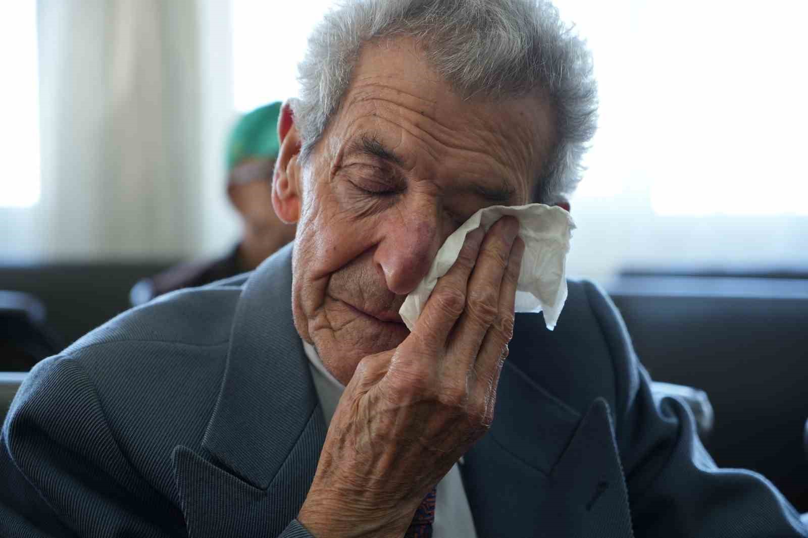 Huzurevinde öğrencilerden emekli öğretmenlere gönülleri ısıtan sürpriz