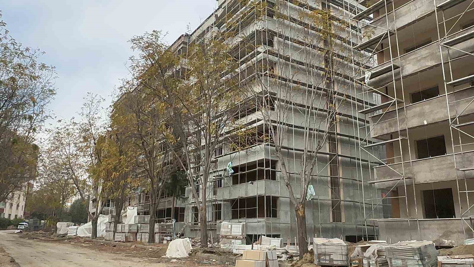 İnşaattan düşen işçi ağır yaralandı