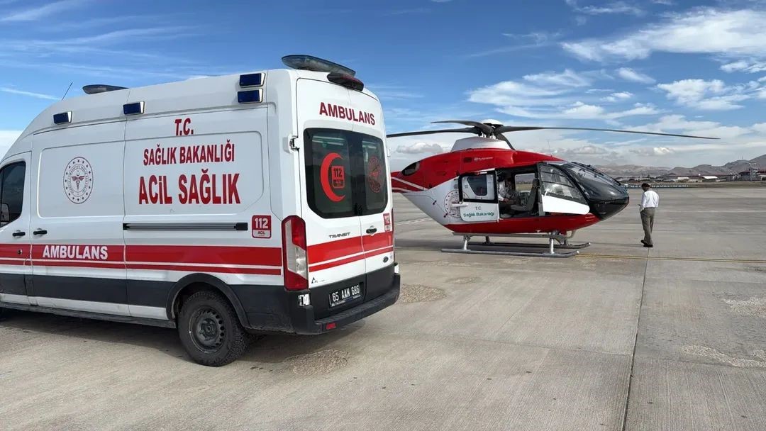 Kaza geçiren şahıs ambulans helikopter ile Van’a getirildi