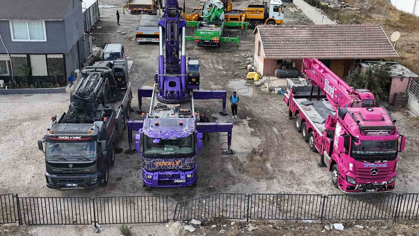 Kızının sözlerinden ilham alan baba vinçlerini pembeye boyattı