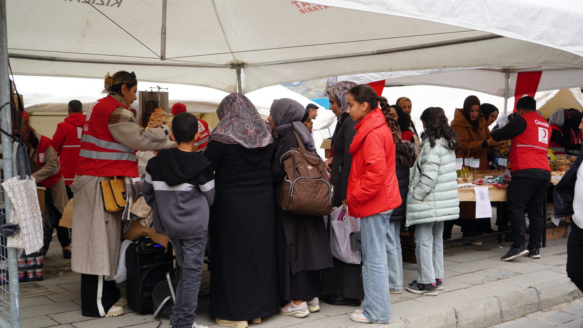 Van Kızılay’ından Gazzeye Gönül Köprüsü Kermesi