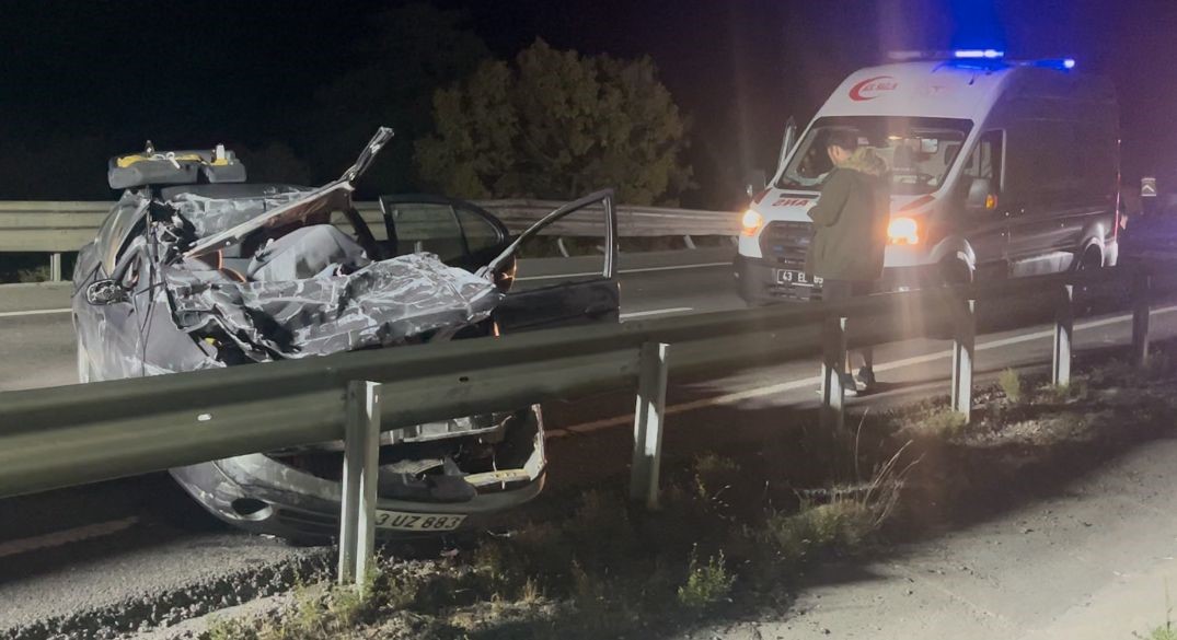 Kütahya’da tıra arkadan çarpan otomobil hurda yığınına döndü: 1 ölü