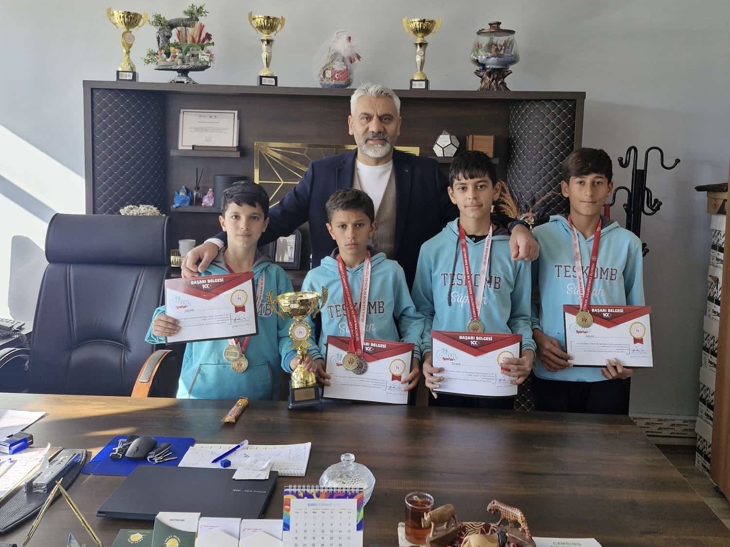 Van’da Süphan Ortaokulu öğrencileri kros müsabakalarında il birincisi oldu