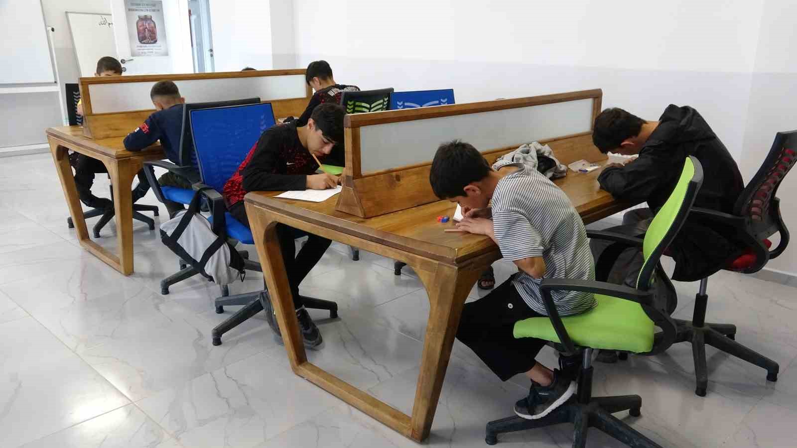 Vanlı öğrenciler ara tatilde hem öğrendi hem yarıştı