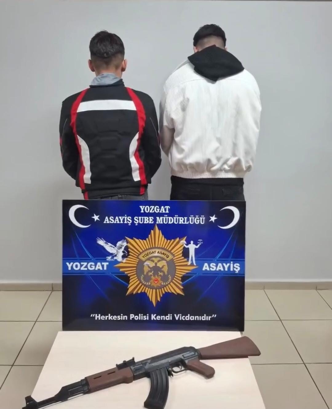 Oyuncak silahla şov yapıp sosyal medyada paylaştılar, polisten kurtulamadılar