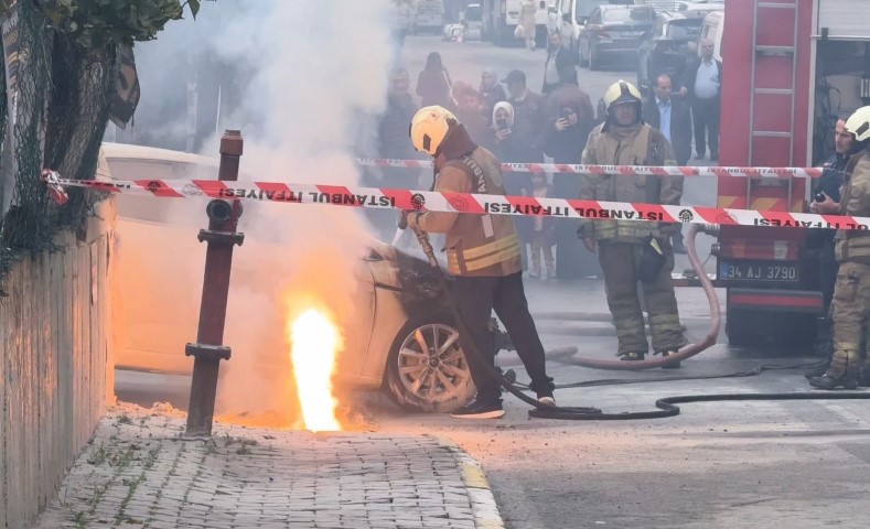 İstanbul’da yer altı elektrik kabloları patladı