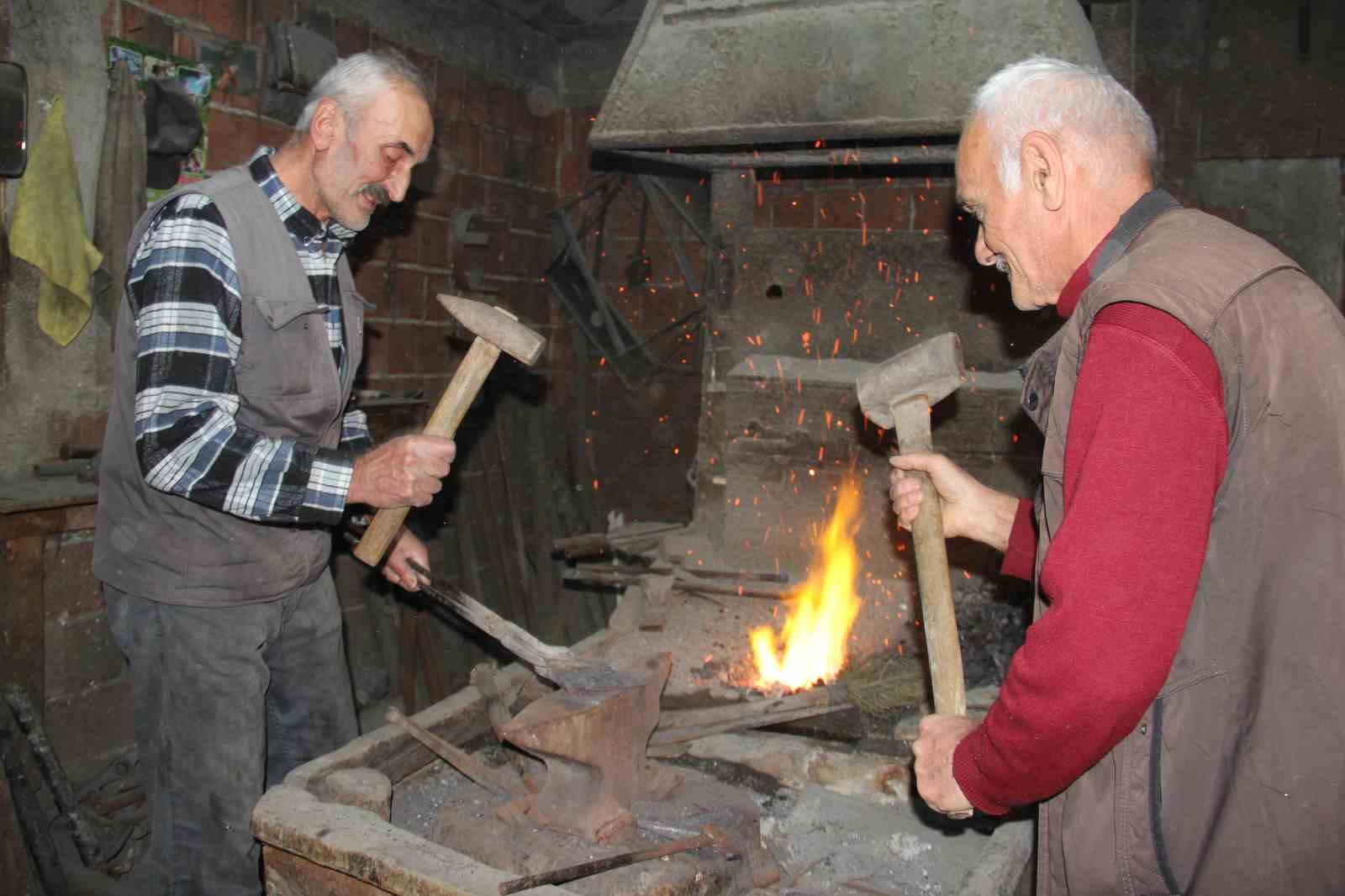 Patan Kardeşler, Babadan Kalan 100 Yıllık Ocakta Demiri İşlemeye Devam Ediyor