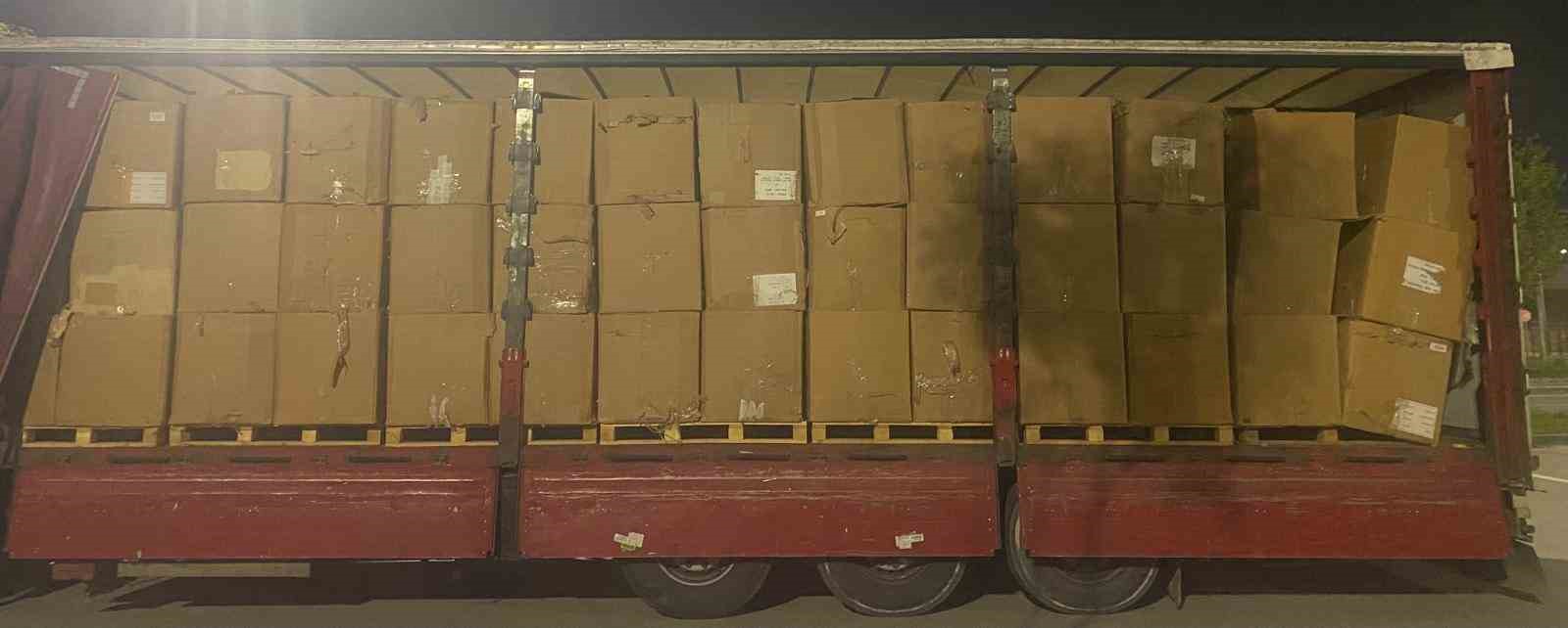 Sahte belgeli tırda tonlarca kaçak tütün ele geçirildi