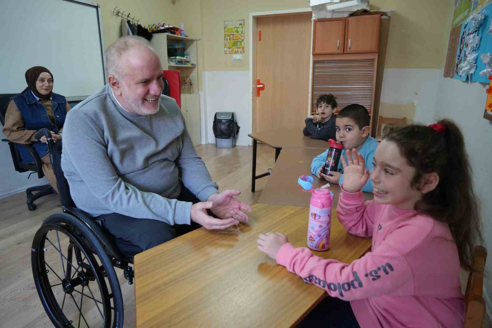 Tekerlekli sandalyeli öğretmen, özel öğrencilere rehber oluyor