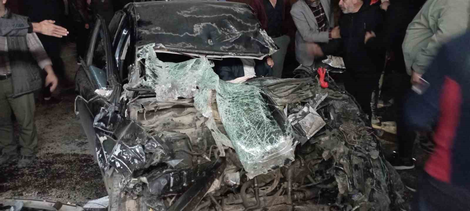 Tırın dorsesine çarpan otomobil hurda yığınına döndü