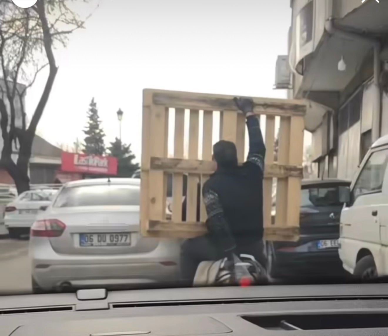 Trafikte tehlikeli yolculuk: Motosiklet üzerinde palet taşıdı