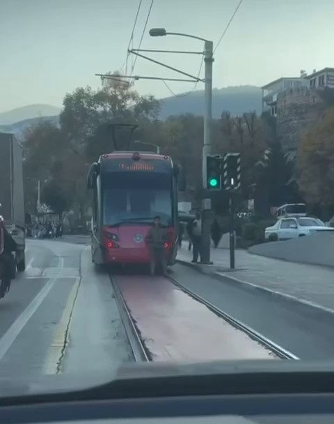 Tramvayın Arkasına Oturan Çocuk, Tehlikeli Yolculuğuyla Yürekleri Ağıza Getirdi