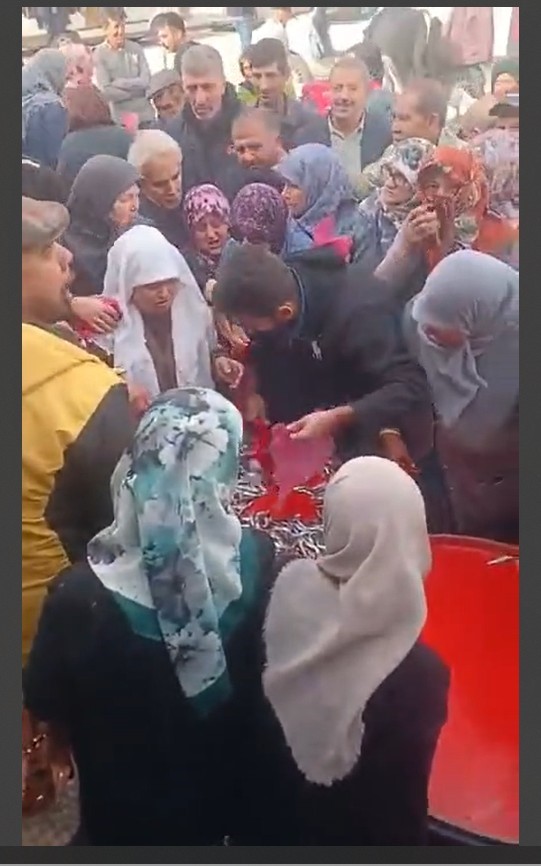 Ücretsiz hamsi dağıtımı vatandaşlar tarafından yoğun ilgi gördü