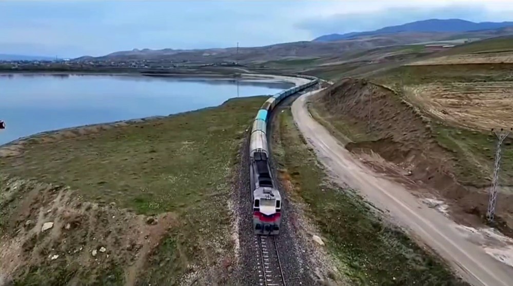 Van-İran Seferi Yapan Yük Treni, Erçek Gölü’nde Kartpostallık Görüntüler Oluşturuyor
