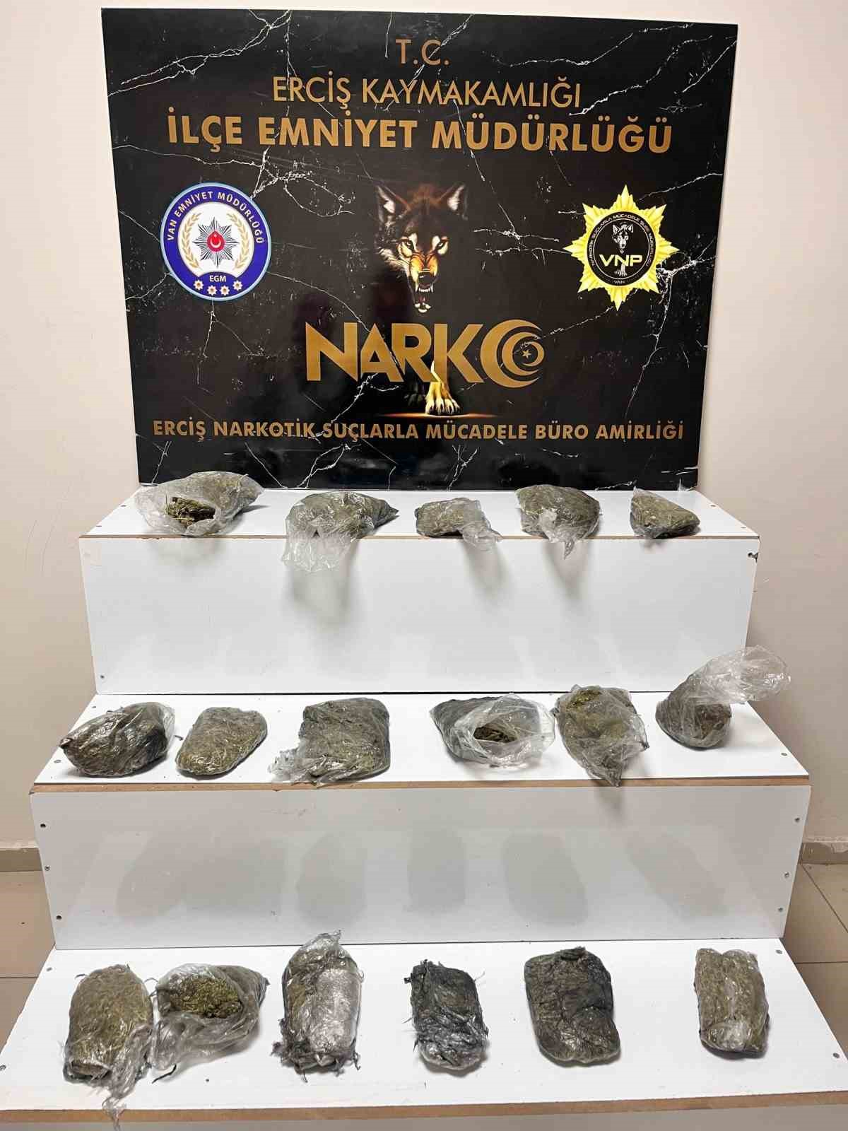 Van Erciş’te bir kamyonetin lastiğinde esrar ele geçirildi