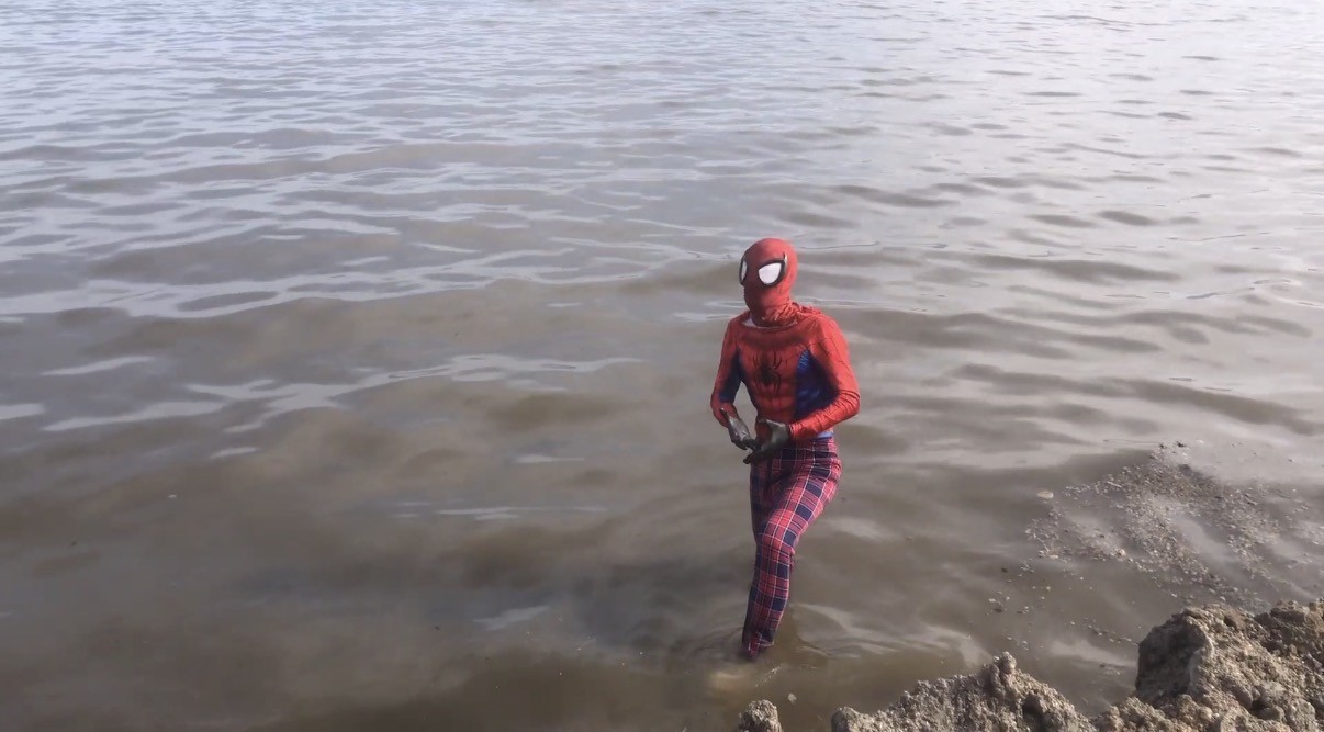 Van Gölü’ndeki Kirliliğe Dikkat Çeken İzmirli Spiderman, Soğuk Sulara Daldı