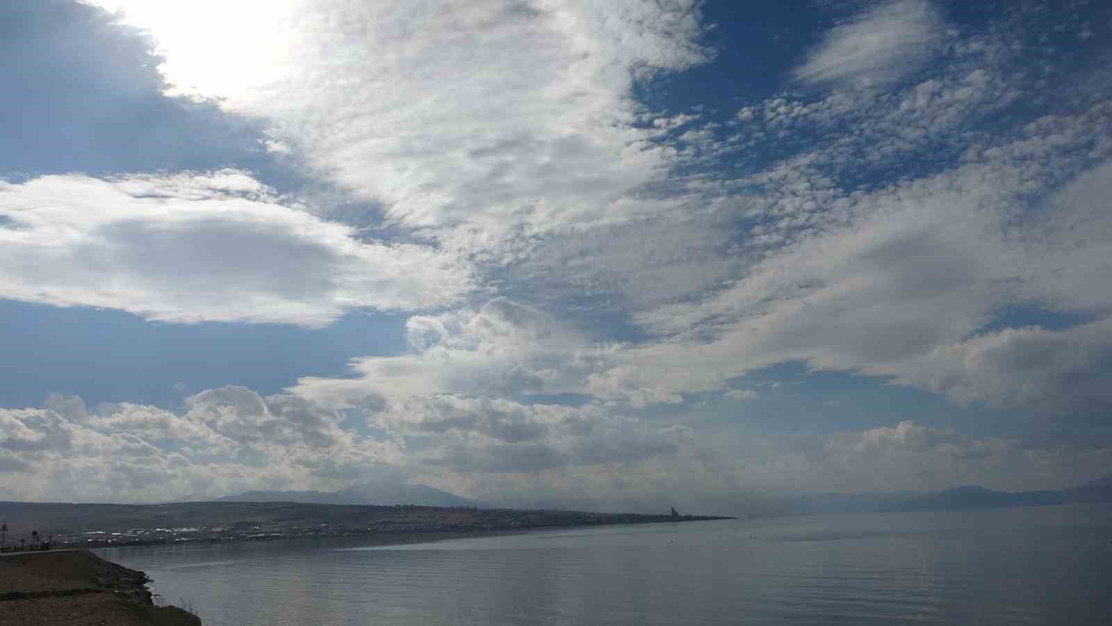 Van semalarında bulut ve ışık şöleni