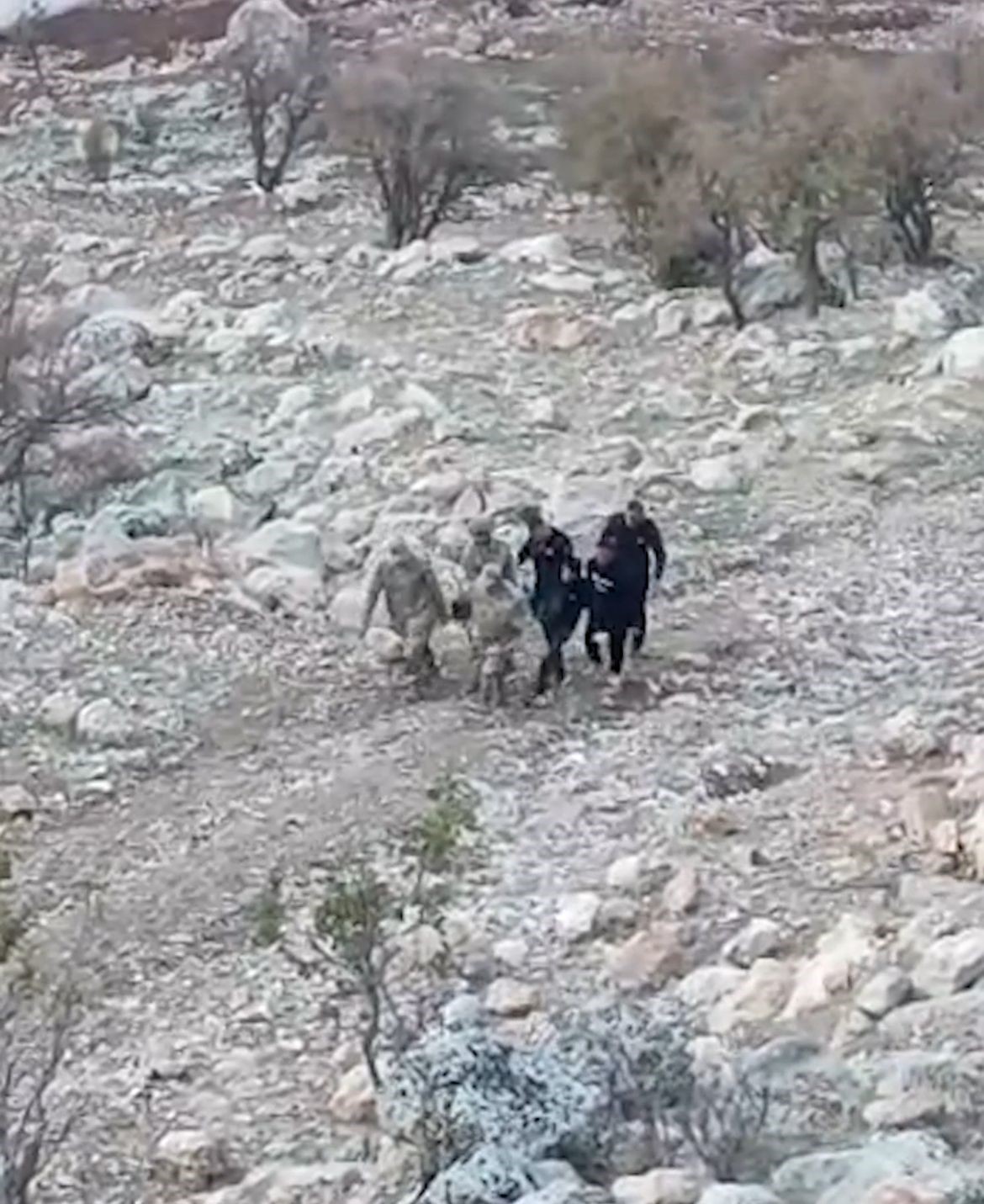 Van-Siirt karayolunda bir araç şarampole yuvarlandı: 1’i ağır 4 yaralı