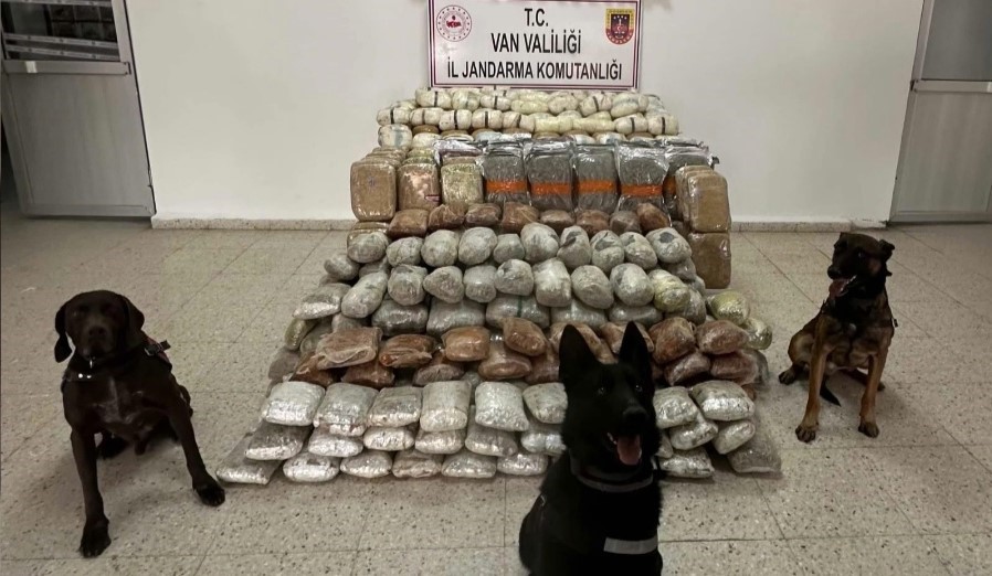 Van ve Hakkari’de operasyon: Tır ve kümeste 324 kilo uyuşturucu ele geçirildi