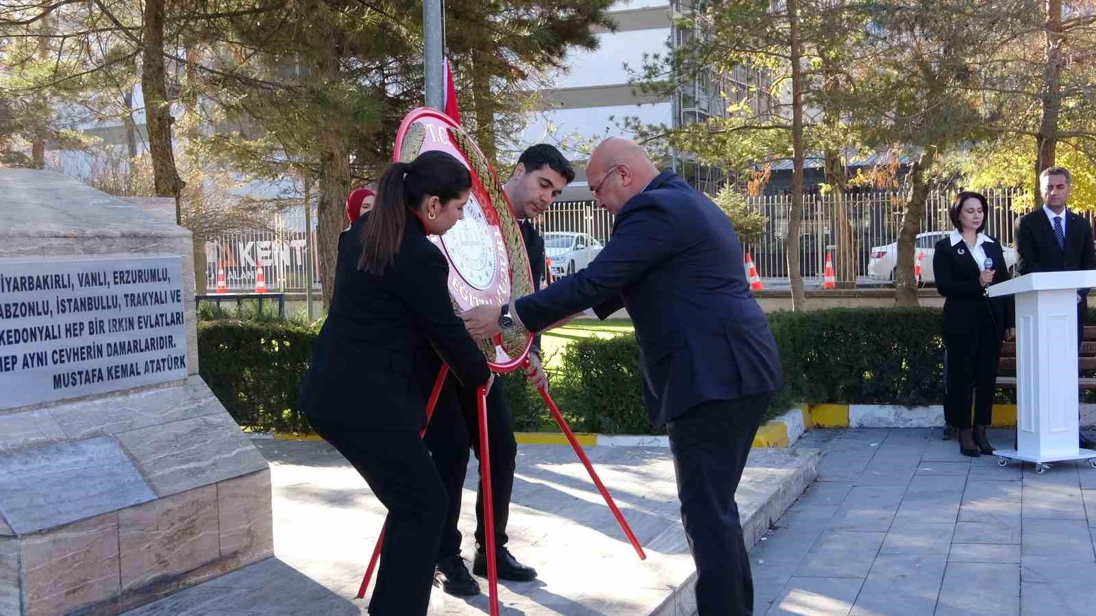 Van’da “24 Kasım Öğretmenler Günü” kutlandı