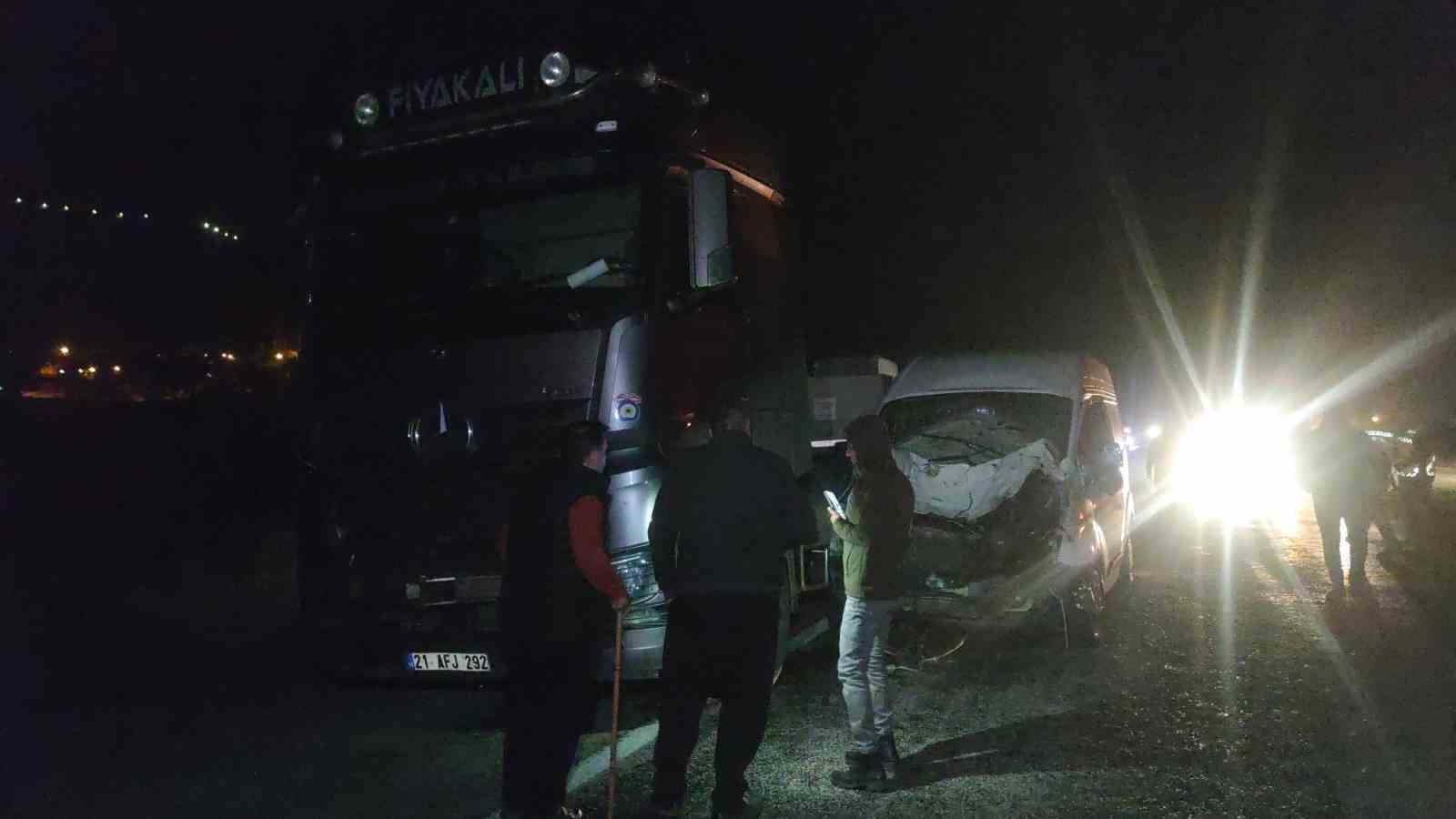 Van’da minibüs ve otomobil ineğe çarptı: 2 kişi yaralandı, inek telef oldu