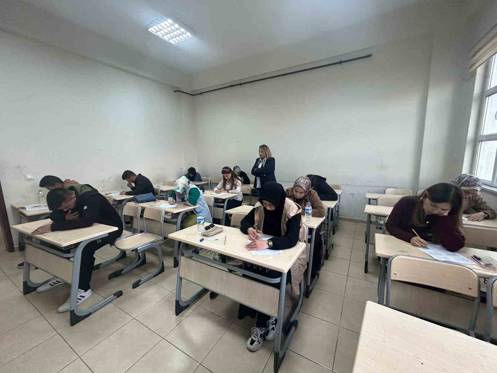 Van’da, öğrenciler ve yetişkinler kitap okuma yarışmasında buluştu