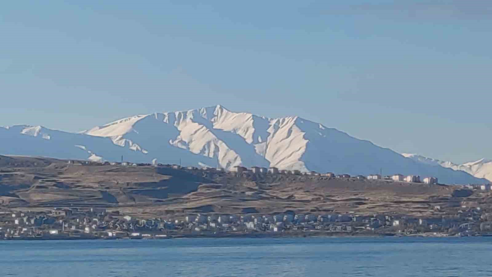 Van’daki Artos Dağı beyaz gelinliğini giydi