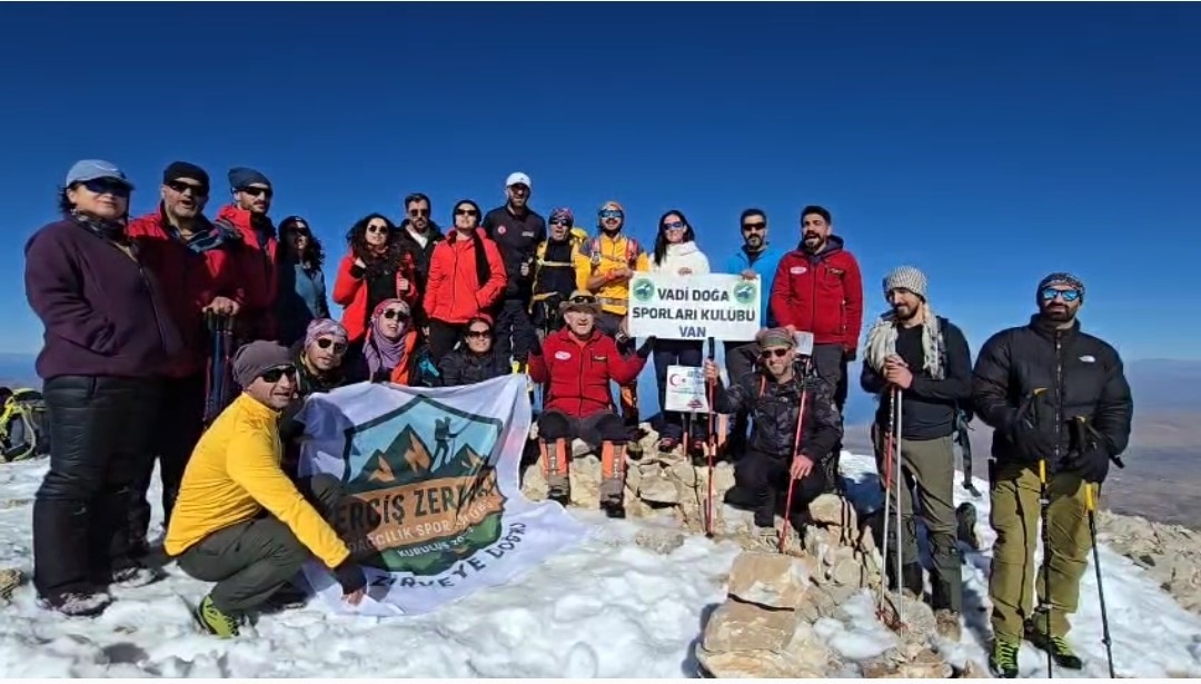 Vanlı Dağcılar Öğretmenler Günü’nü Zirvede Kutladı