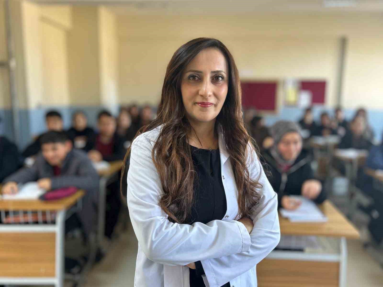 Vanlı Öğretmen Kendi İmkanlarıyla Öğrendiği Koreceyi Öğrencilerine Öğretiyor